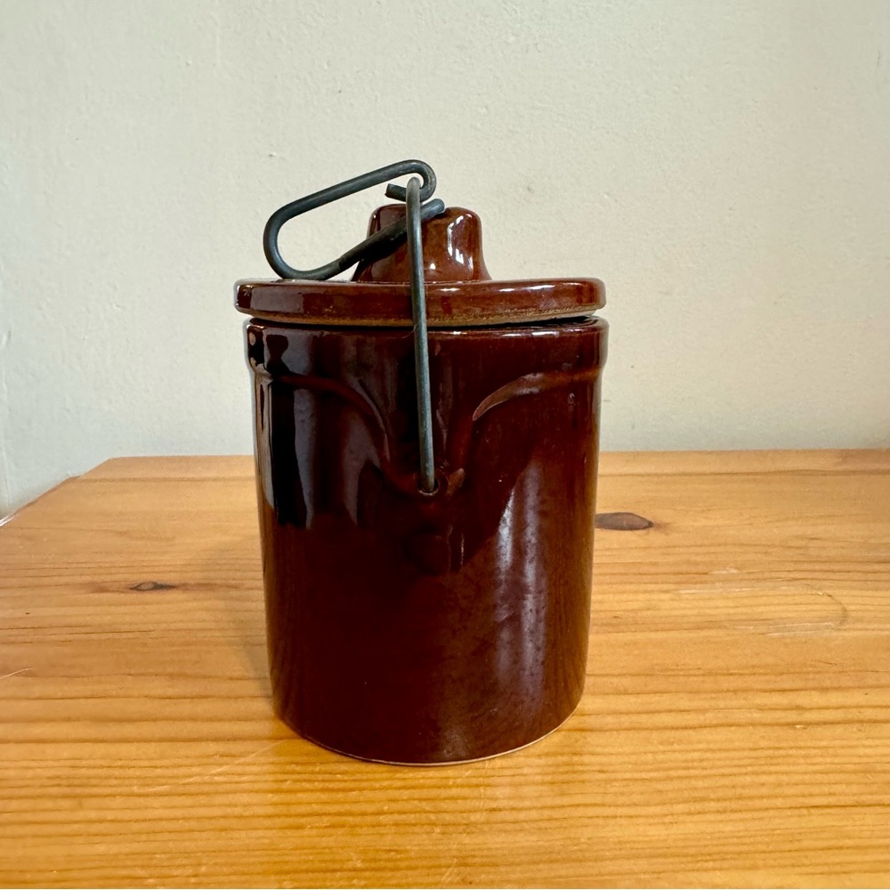 Vintage 60s Brown Stoneware Crock with Lid Metal Closure Kitchen Pantry - Picture 4 of 7